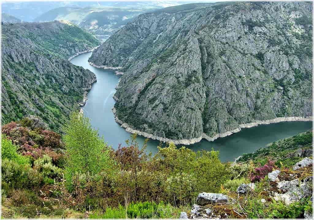 Cañones del río Sil vistos desde arriba con el río serpenteando entre montañas de roca y vegetación