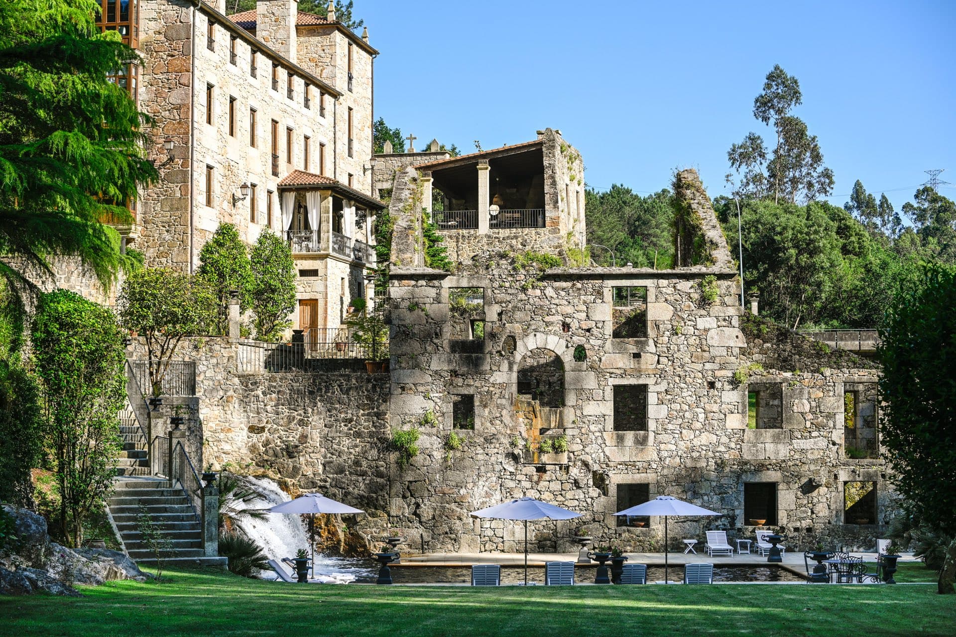 Pazo de piedra con piscina y jardines en Galicia