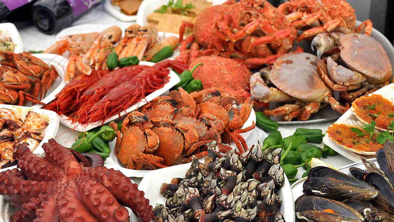 Gran mariscada gallega con centollos, percebes, gambas, mejillones y pulpo
