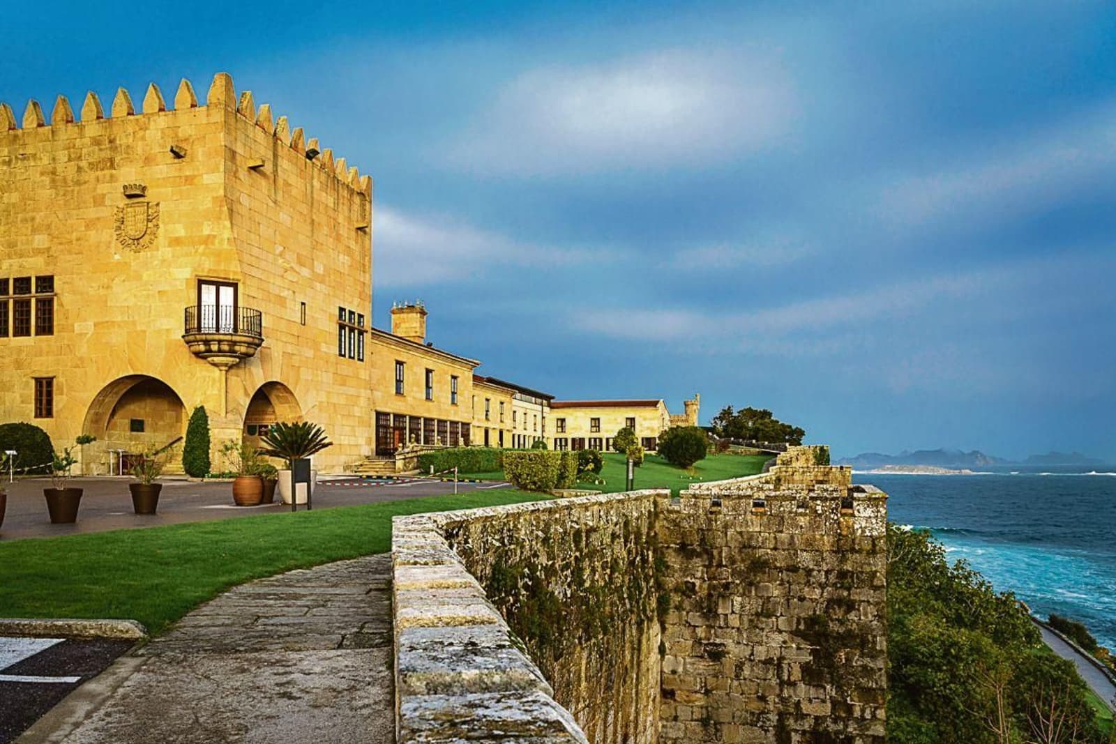 Parador de Baiona, fortaleza medieval frente al mar en Galicia
