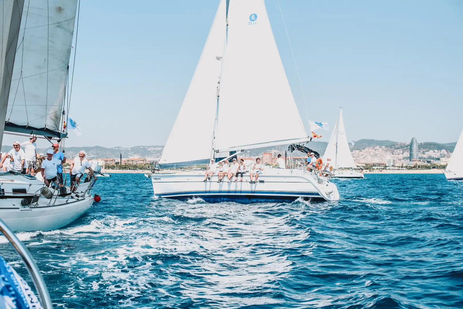 Regata de veleros en la ría durante actividad de team building en Galicia