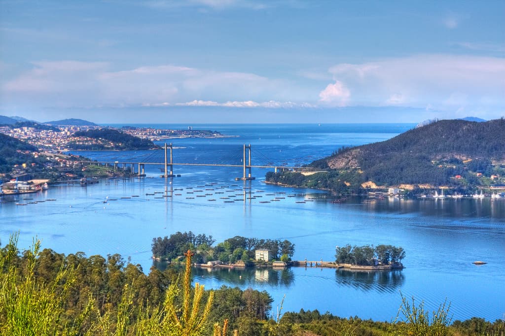Vista aérea de la Ría de Arousa con bateas de mejillones y pueblos marineros en la costa de las Rías Baixas