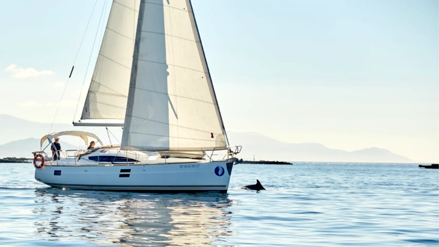 Catamarán navegando por la Ría de Arousa con las bateas de mejillones y la costa gallega al fondo