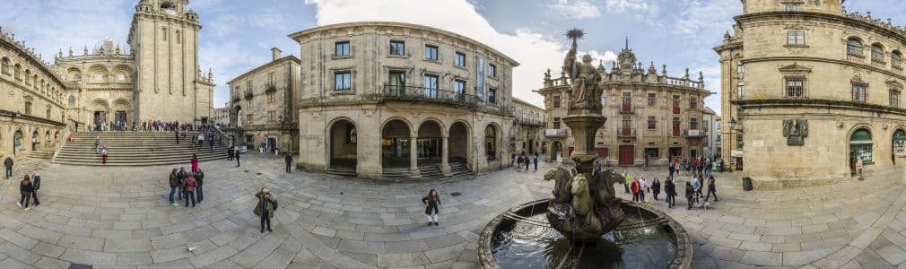 Grupo de viajeros en tour privado recorriendo el casco histórico de Santiago de Compostela con guía local